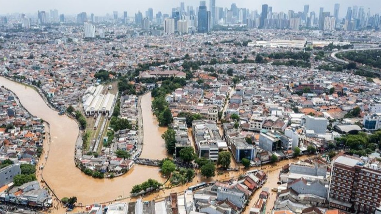 Anggota Komisi C DPRD DKI Jakarta menerima aduan soal kerusakan alat peringatan dini banjir di Pengadegan, Jakarta Selatan, yang mengakibatkan warga tidak siap menghadapi banjir akibat meluapnya Kali Ciliwung.
