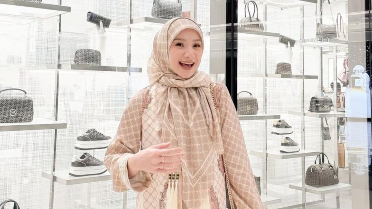 Potret Sederhana Indri Giana, Istri Ustaz Riza yang Pesonanya Bikin Netizen Terpukau