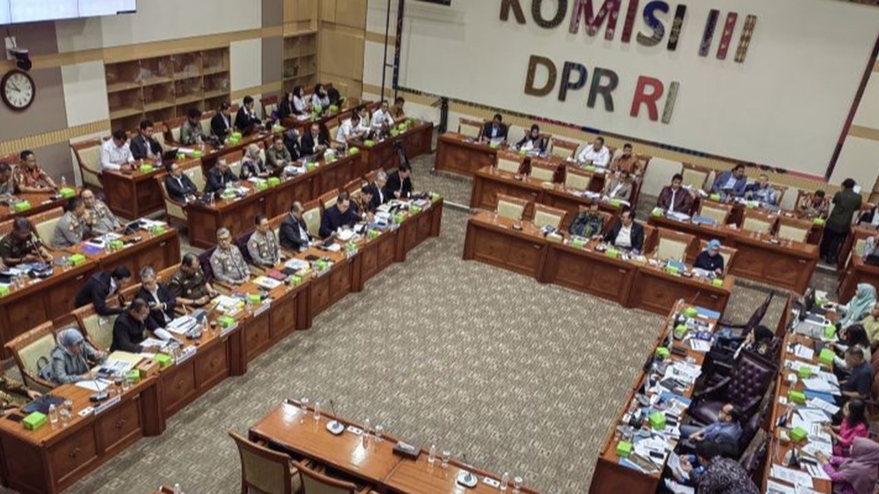 Komisi III DPR RI menggelar rapat kerja dengan delapan mitra kerja membahas efisiensi anggaran tahun 2025 sesuai Inpres Nomor 1 Tahun 2025, dengan tenggat penyerahan data ke Kemenkeu pada 14 Februari 2025.