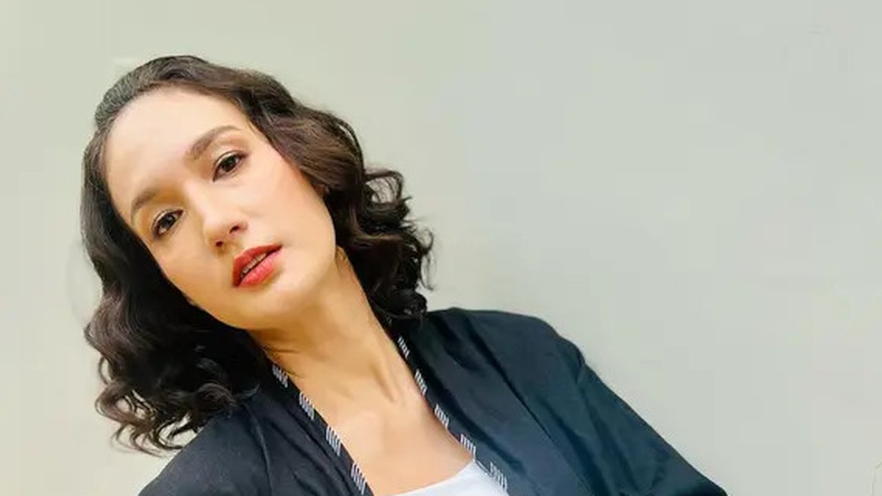 Kecintaan Nadine Chandrawinata pada wastra Nusantara termasuk batik tak perlu diragukan lagi. Kini, ia menularkan rasa cinta itu kepada kedua putrinya. (Foto: Dok. Instagram @nadinelist)