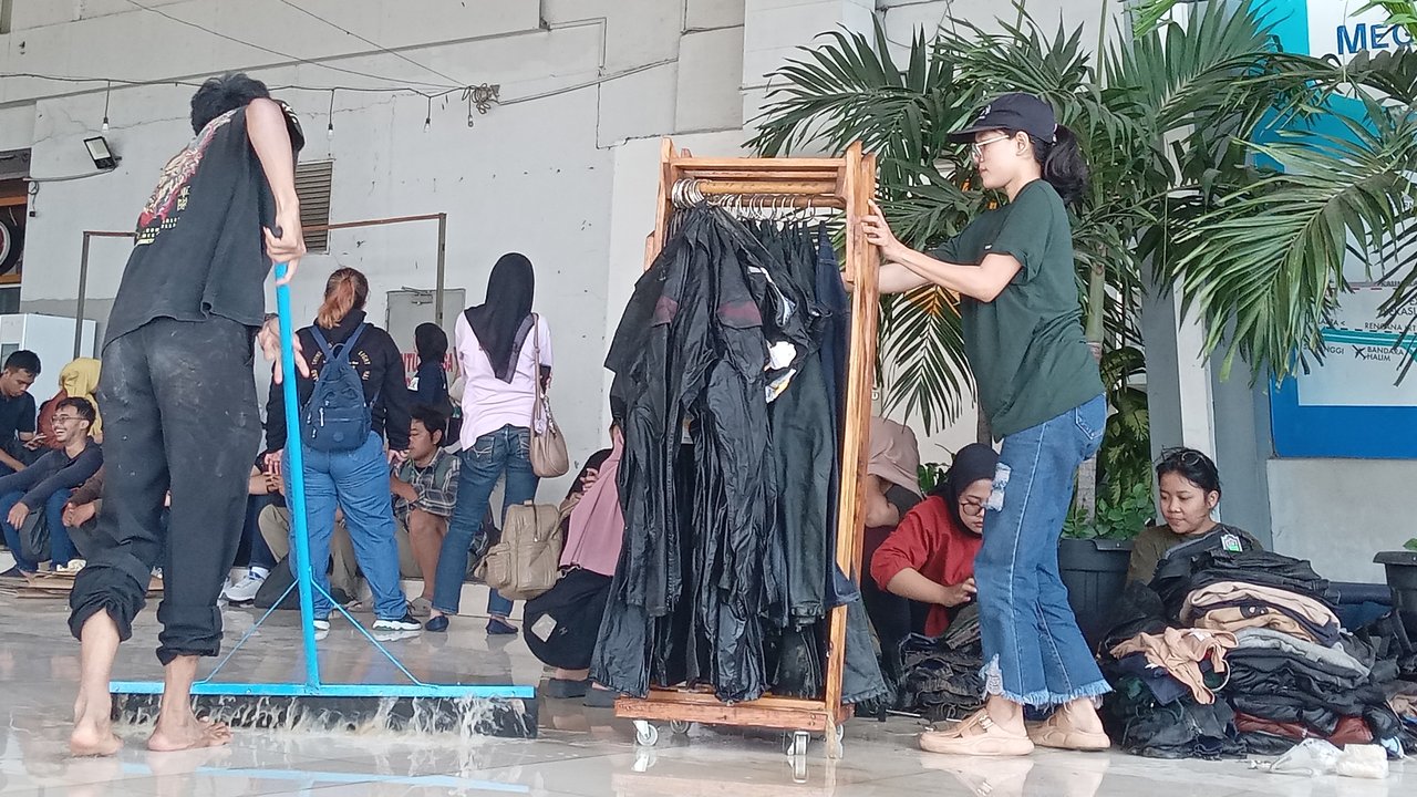 Banjir Berangsur Surut, Pedagang di Mal Bekasi Cari Sisa Dagangan
