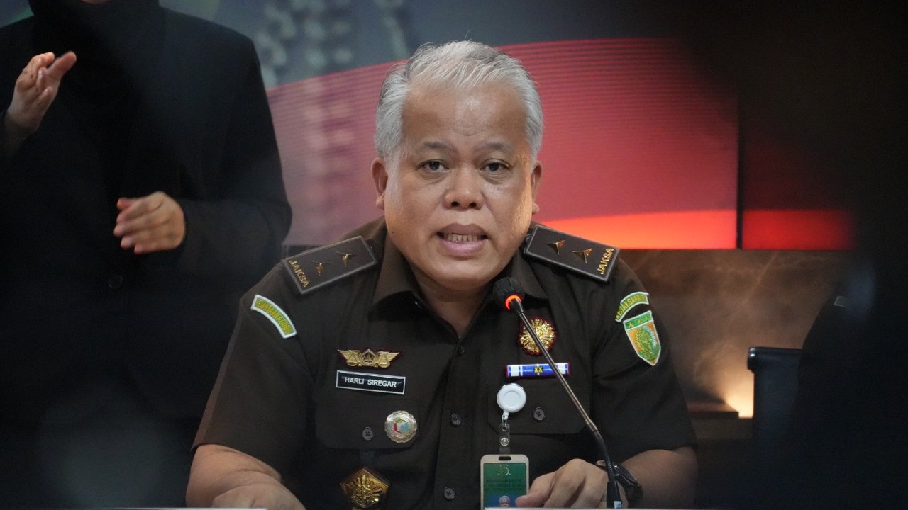 Kepala Pusat Penerangan Hukum (Kapuspenkum) Kejaksaan Agung Harli Siregar dalam Konferensi Pers Penyitaan Uang dalam Perkara Tindak Pidana Korupsi dalam Kegiatan Importasi Gula di Kementerian Perdagangan Tahun 2015 s.d. 2016.