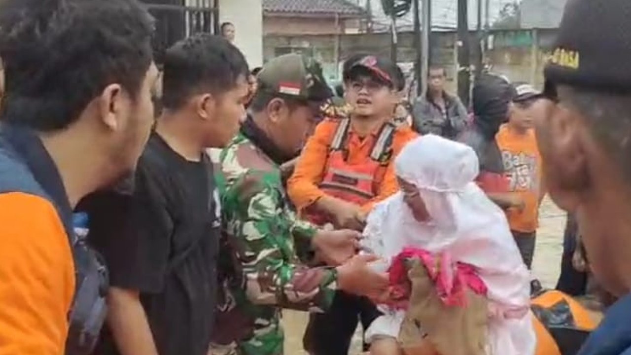 Momen Kompak TNI dan Polisi Evakuasi Warga Korban Banjir Bekasi, Ada yang Memapah Lansia dan Gendong Balita