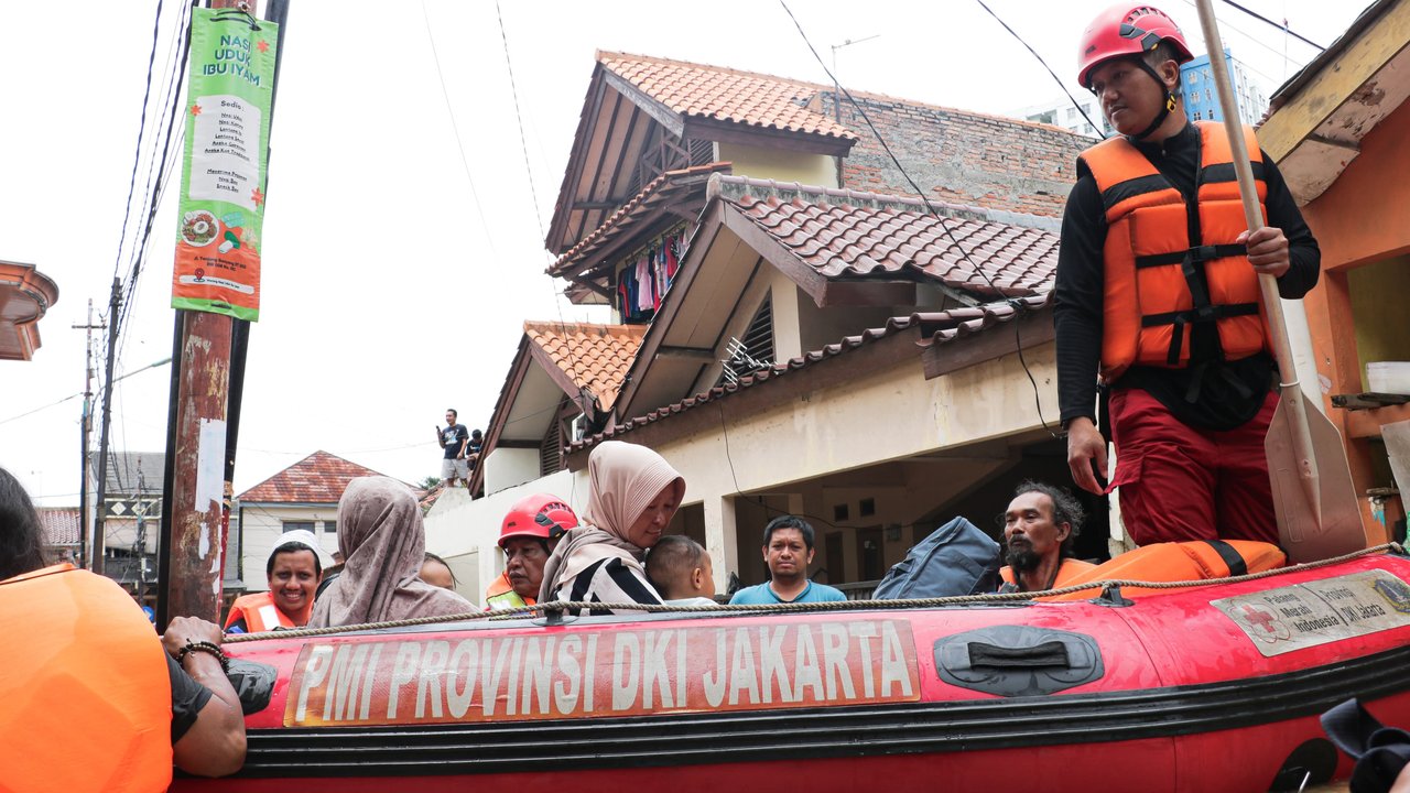 Aksi PMI Terjang Banjir Selamatkan Warga di Jakarta Timur