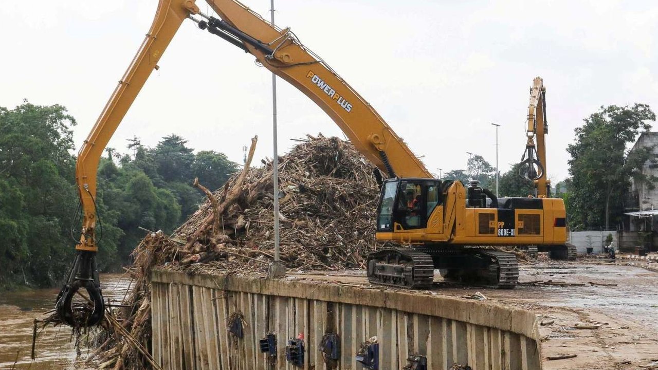 Sampah tersebut menumpuk di Saringan Sampah (SS) TB Simatupang, Jakarta Selatan.