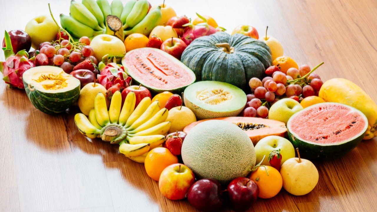 Ilustrasi buah-buahan, aneka buah. (Image by lifeforstock on Freepik)