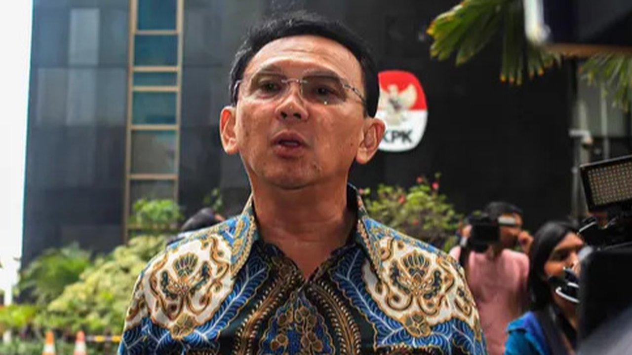 Tiba di gedung KPK sekitar pukul 11.20 WIB, Basuki Tjahaja Purnama atau Ahok membenarkan bahwa dirinya dipanggil penyidik KPK sebagai saksi untuk kasus dugaan korupsi LNG Pertamina. (Liputan6.com/Angga Yuniar)