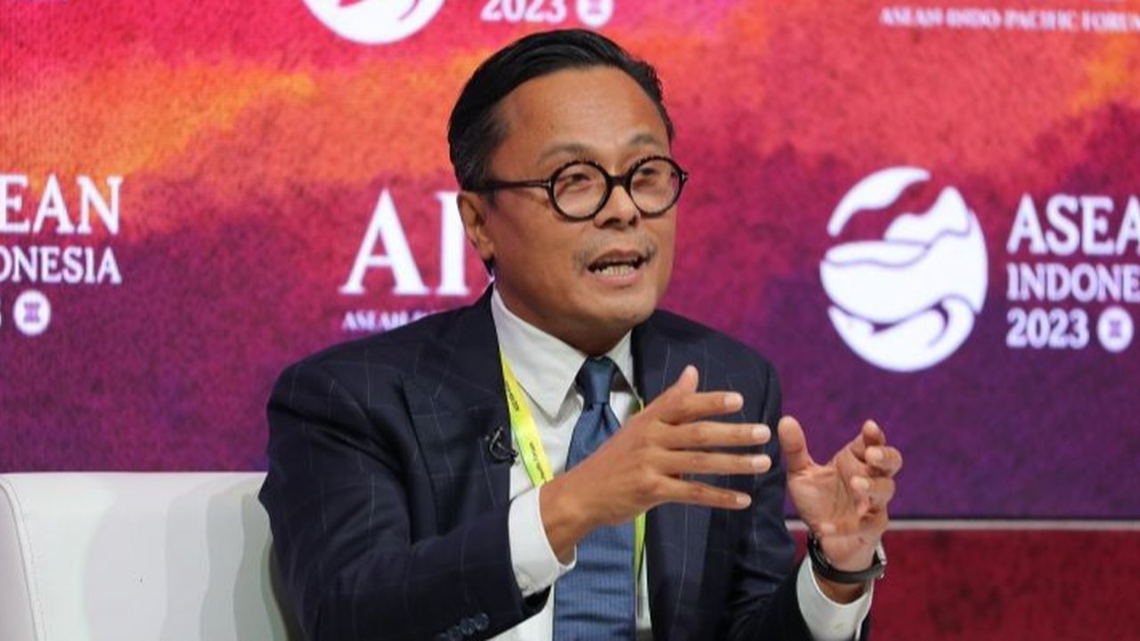 Dony Oskaria, mantan Wakil Menteri BUMN, ditunjuk sebagai COO Danantara, badan pengelola investasi strategis Indonesia senilai lebih dari US$900 miliar, yang akan fokus pada proyek-proyek berkelanjutan.