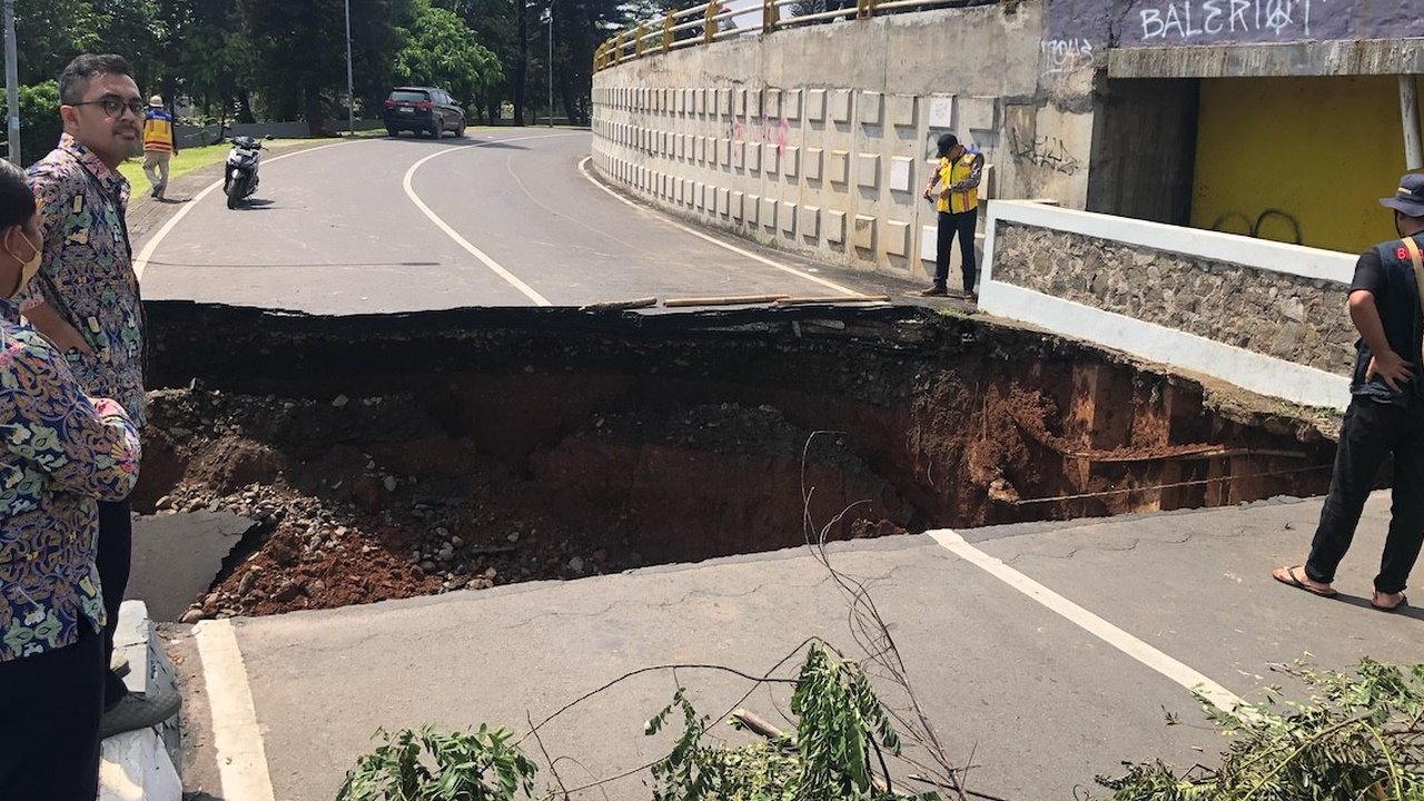 Jembatan di Bekasi Amblas Sedalam Lima Meter