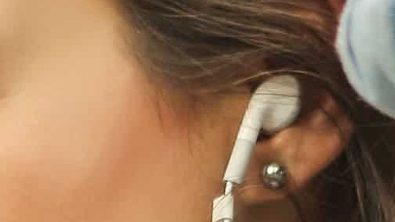Seorang wanita alami gangguan telinga permanen akibat hobi pakai earphone. Yuk, simak fakta lengkapnya!