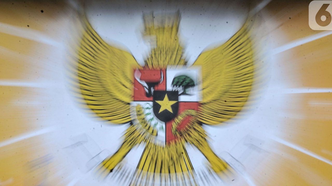 Mural Lambang Garuda Pancasila terlihat di Kampung Pancasila kawasan Galur, Johar Baru, Jakarta, Selasa (1/6/2021). Selain lambang Garuda Pancasila, mural bergambar pejuang kemerdekaan Republik Indonesia juga turut menghiasi Kampung Pancasila ini. (merdeka.com/Iqbal S. Nugroho)