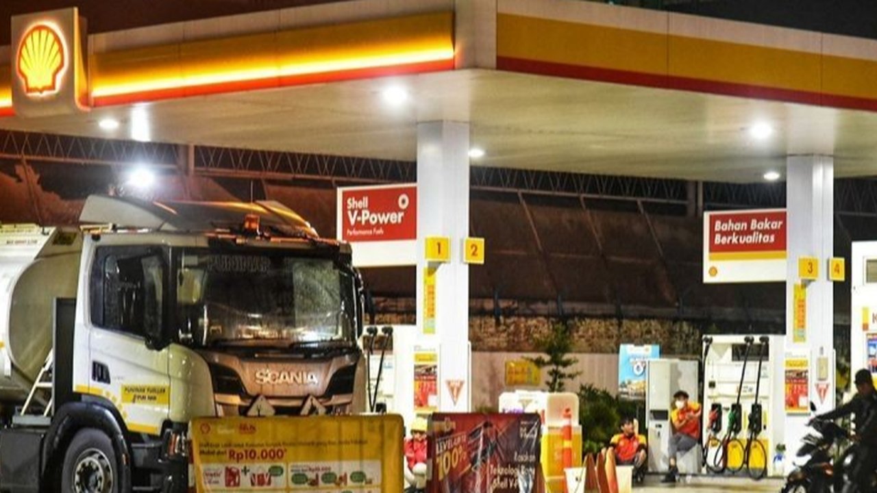 Shell Indonesia menaikkan harga BBM Shell Super dan V-Power pada Maret 2025, sementara Pertamina mengumumkan penyesuaian harga untuk beberapa produk Dex Series dan BBM lainnya tetap stabil.