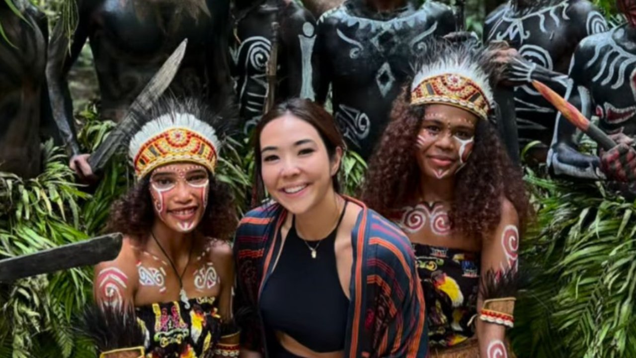 7 Potret Gisel Nikmati Pesona Kali Biru Papua, Dapat Kejutan Tak Terduga di Tengah Perjalanan