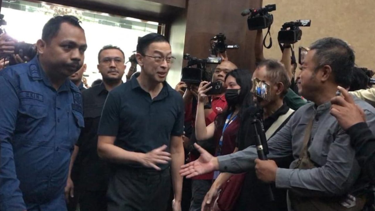 Kejaksaan Agung melimpahkan Tom Lembong dan Charles Sitorus sebagai tersangka kasus korupsi impor gula tahun 2015-2016 yang mengakibatkan kerugian negara sekitar Rp400 miliar kepada Kejari Jakarta Pusat untuk disidangkan.