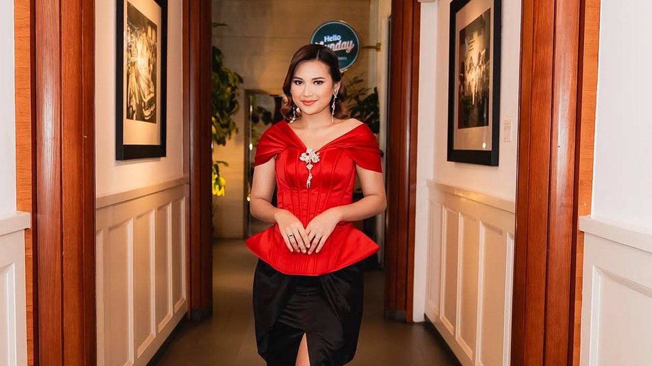 5 Potret Cantik Indah Permatasari di Gala Premier Film 'SETAN BOTAK', Pakai Gaun Merah Menyala