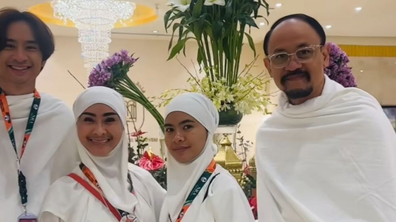 7 Potret Iis Dahlia dan Keluarga Jalani Umroh di Bulan Ramadan, Momen Penuh Haru di Tanah Suci