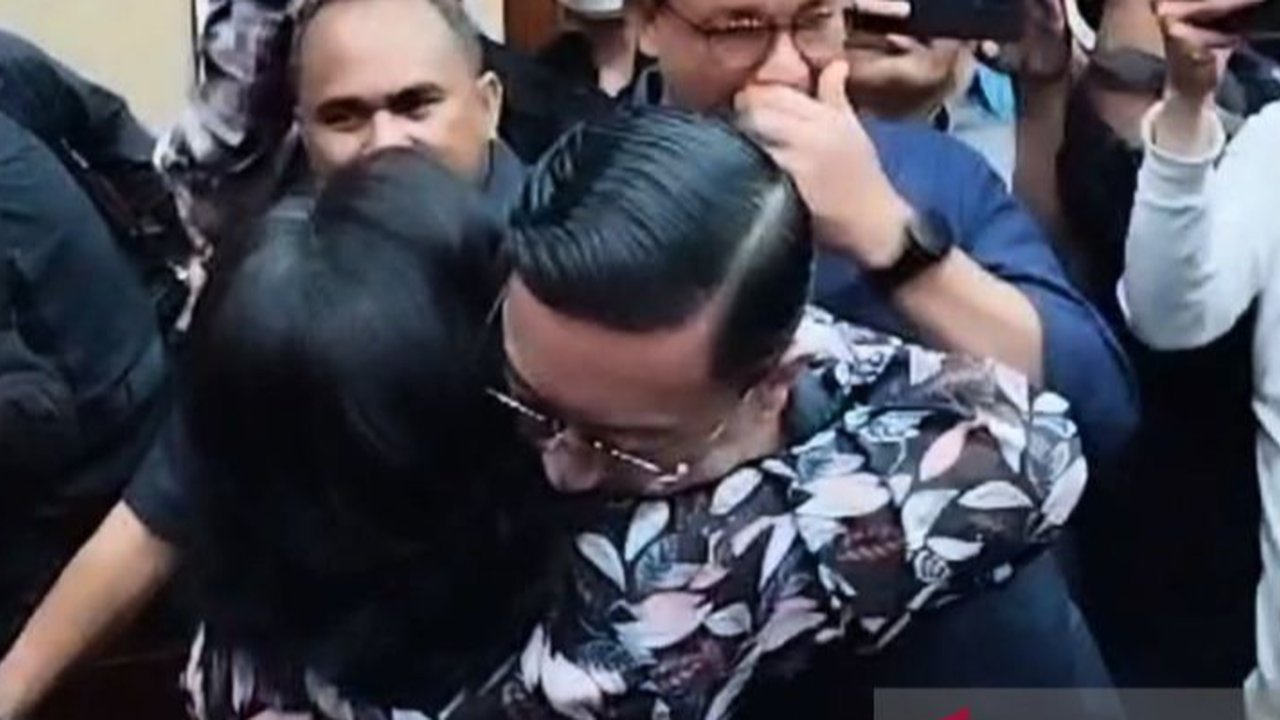 Tom Lembong Peluk Erat Istri Jelang Sidang Perdana