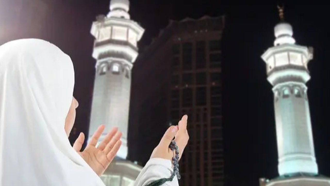 tata cara mandi wajib setelah haid yang benar menurut islam Ilustrasi dibuat AI