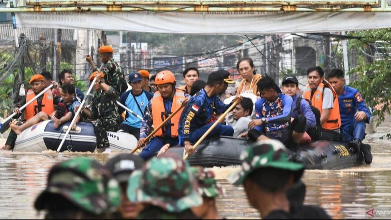 Korpolairud kerahkan 200 personel untuk evakuasi korban banjir di Bekasi, Jawa Barat, dengan fokus pada wilayah Babelan yang terdampak paling parah.