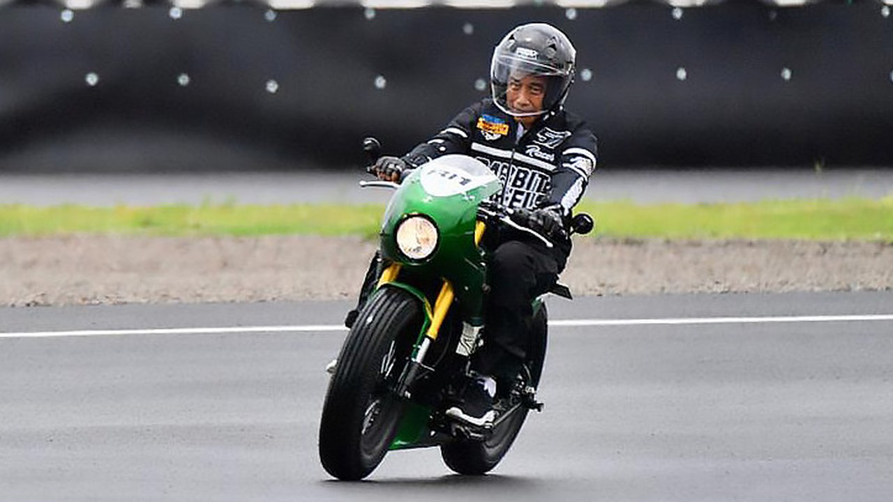 Jokowi mengendarai motor custom dengan warna hijau garapan Katros Garage. Dia mengenakan setelan jaket hitam dan sepatu sneakers saat menjajal sirkuit Mandalika. (Istana Kepresidenan/Agus Suparto)