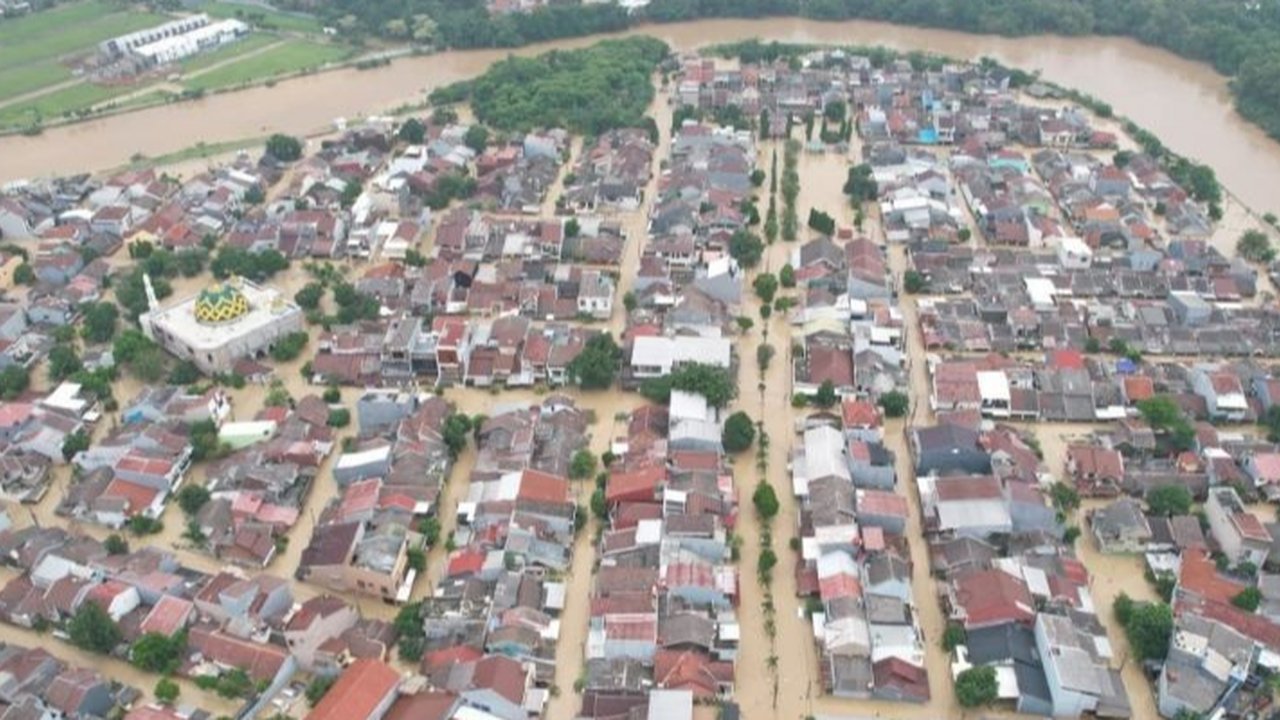 Banjir parah melanda Bekasi, Jawa Barat, dengan ketinggian air hingga tiga meter, merendam ratusan rumah di tujuh kecamatan Kota Bekasi dan enam kecamatan Kabupaten Bekasi; BNPB kerahkan tim evakuasi.