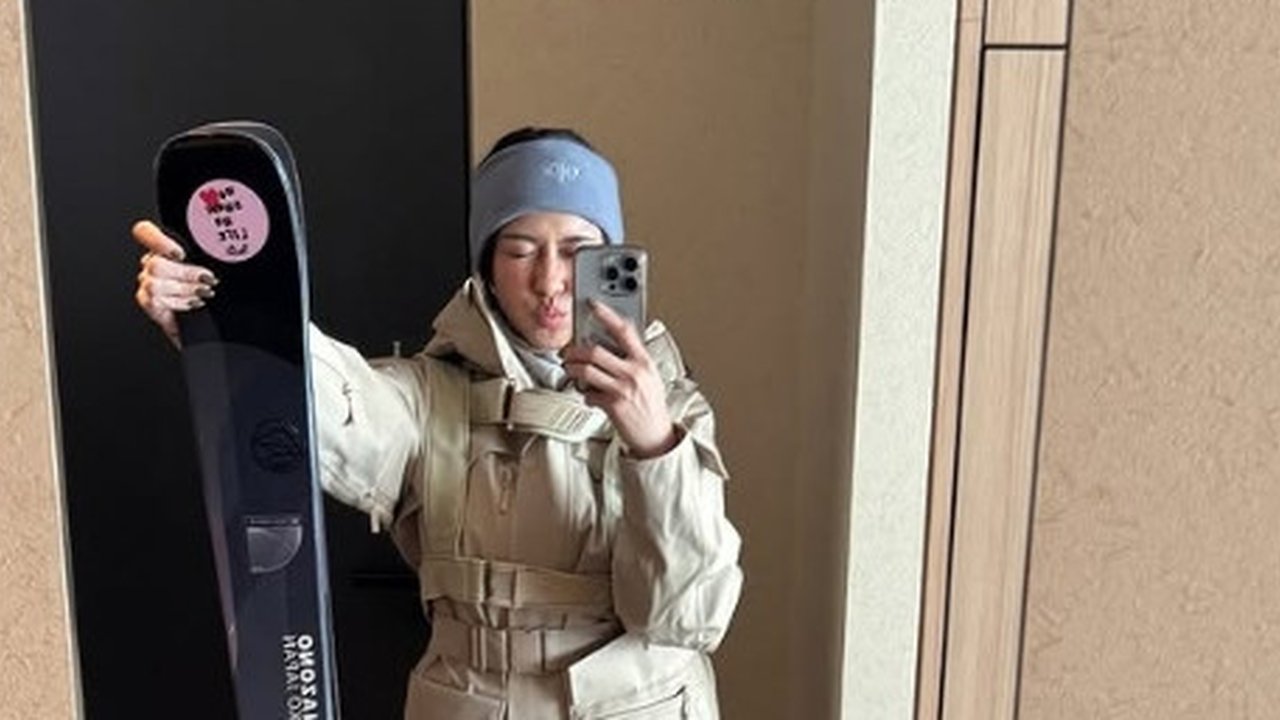 Gaya OOTD Nana Mirdad saat Akan Main Ski di Jepang, Stylish dan Fashionable dengan Makeup Natural