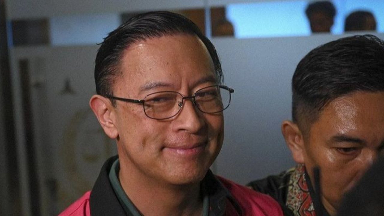 Kejaksaan Agung melimpahkan Tom Lembong dan Charles Sitorus sebagai tersangka kasus korupsi impor gula tahun 2015-2016 yang mengakibatkan kerugian negara sekitar Rp400 miliar kepada Kejari Jakarta Pusat untuk disidangkan.