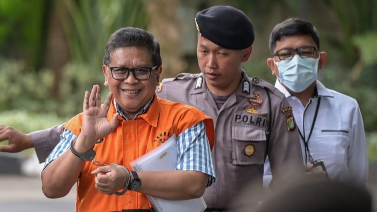 Sekjen PDI Perjuangan, Hasto Kristiyanto, mengajukan tiga ahli hukum untuk meringankan dakwaan kasus suap dan perintangan penyidikan yang dilayangkan KPK, memanfaatkan haknya sesuai KUHAP.