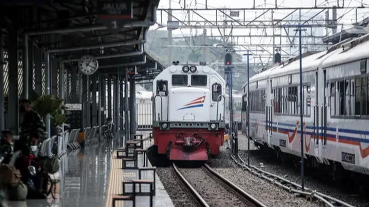 PT KAI Daop 2 Bandung menambah perjalanan kereta api dengan mengoperasikan KA Mutiara Selatan relasi Gambir -- Bandung- Surabaya Gubeng -- Malang PP. (Arie/Liputan6.com)