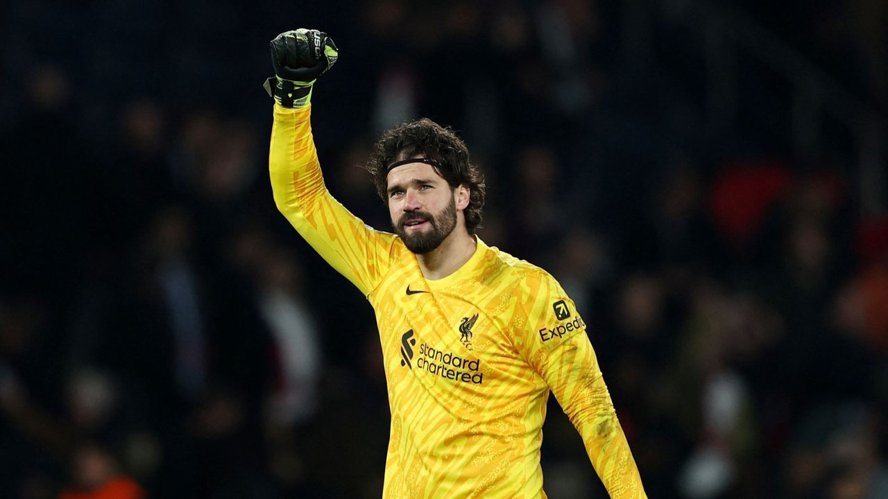 Perbandingan Performa Alisson Becker dengan Kiper Top Dunia