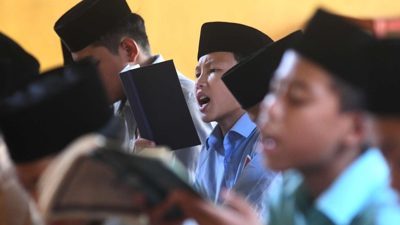 Santri melakukan tadarus Alquran secara bersama-sama di Pondok Pesantren Modern Daarut Tarqiyah Primago, Depok, Jawa Barat,  Kamis (6/3/2025). Kegiatan rutin ini dilakukan dalam rangka meningkatkan keimanan santri selama Ramadan 1446 H sebelum mereka pulang ke rumah masing-masing jelang perayaan Idulfitri nanti.