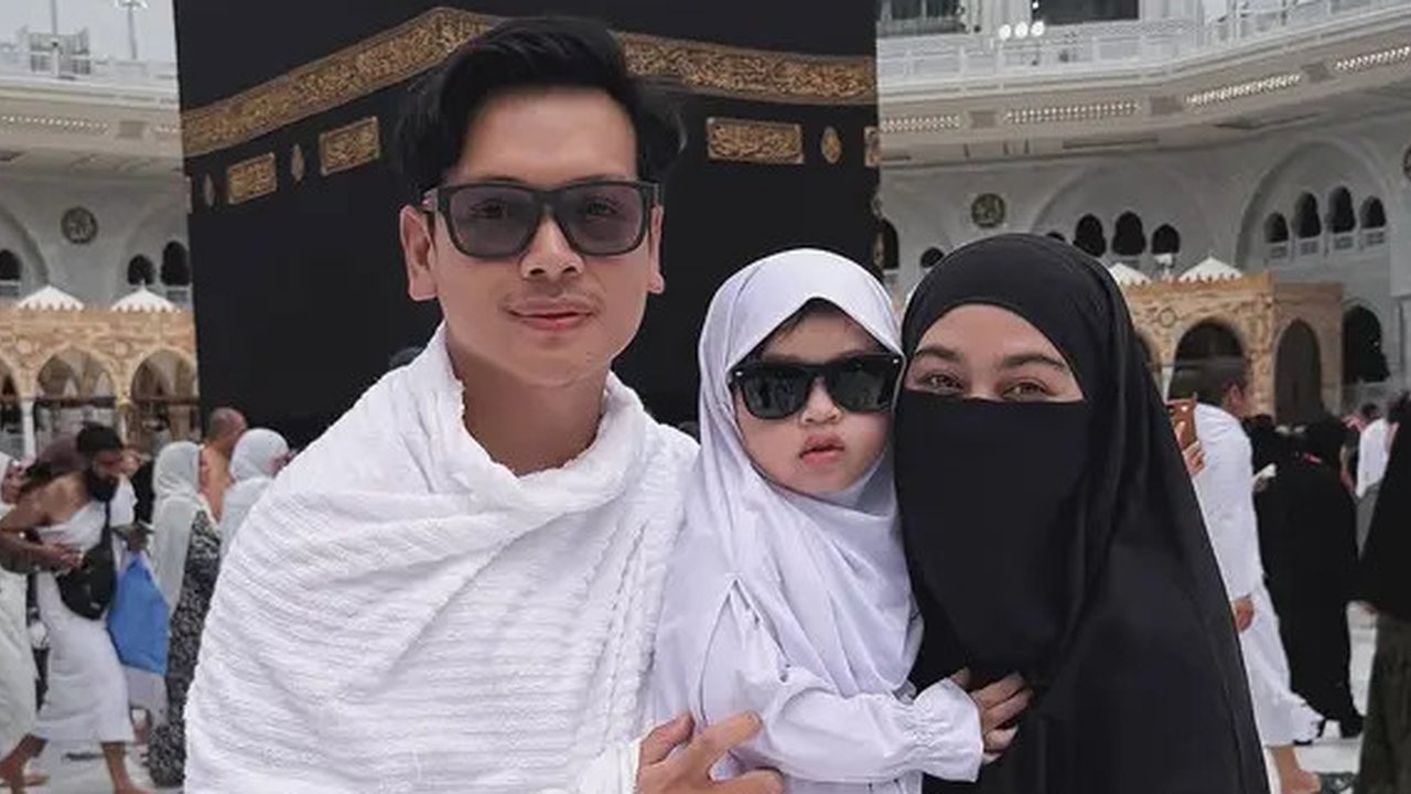 Artis jalani umrah di awal bulan Ramadhan 2025. (sumber: Instagram/isdadahlia/chafrederica/rey_mbayang)