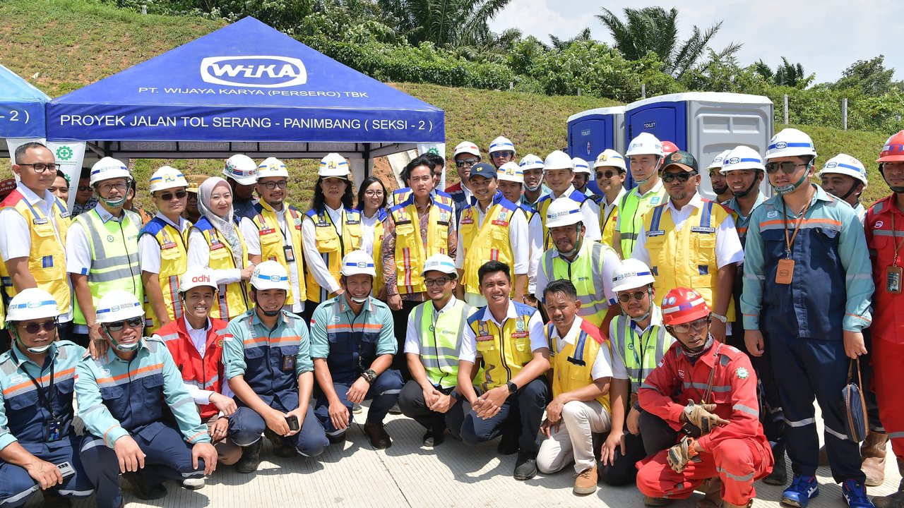 Gibran Pakai Rompi dan Helm Proyek Tinjau Tol Rangkasbitung-Cileles, Pastikan Pembangunan Infrastruktur Optimal