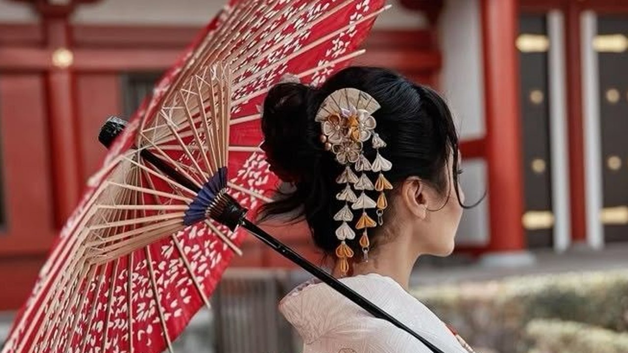 Ilustrasi Wanita Jepang Menggunakan Kimono Memegang Payung (©Pinterest)