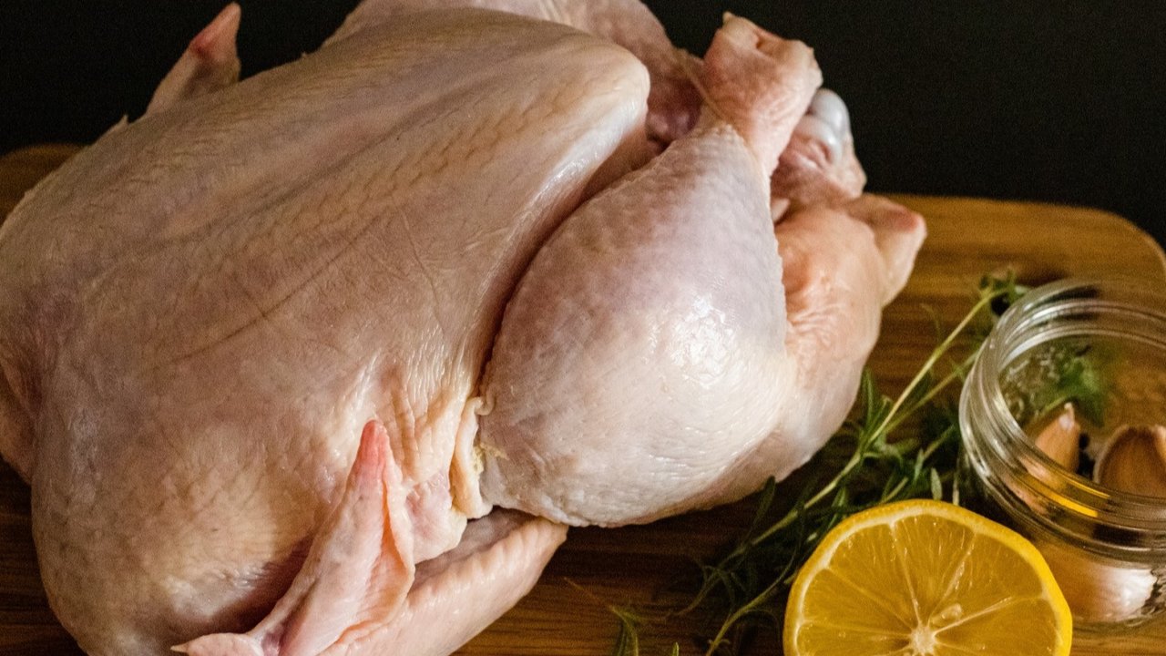 Ilustrasi daging ayam segar. (Photo by JK Sloan on Unsplash)