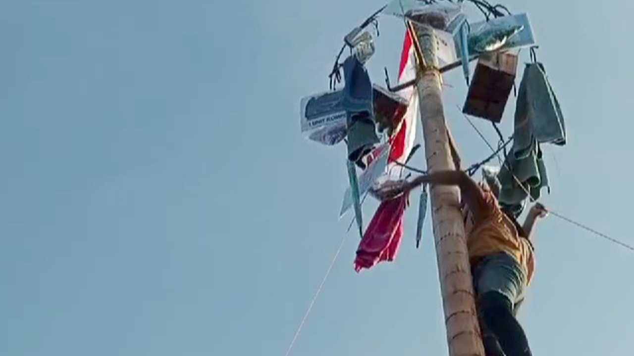 Panjat pinang di Ogan Ilir