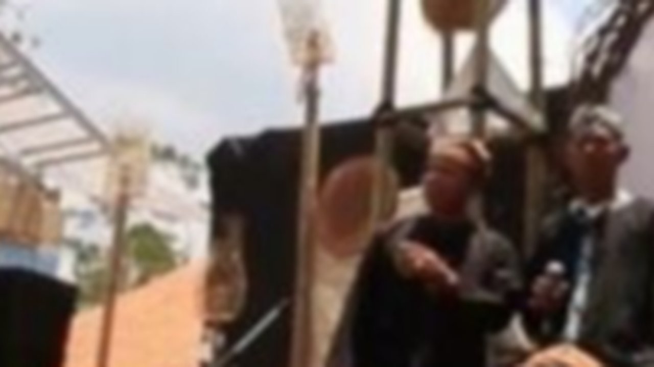 Pendengar kesenian ini konon bisa hilang kesadaran dan ikut menari.