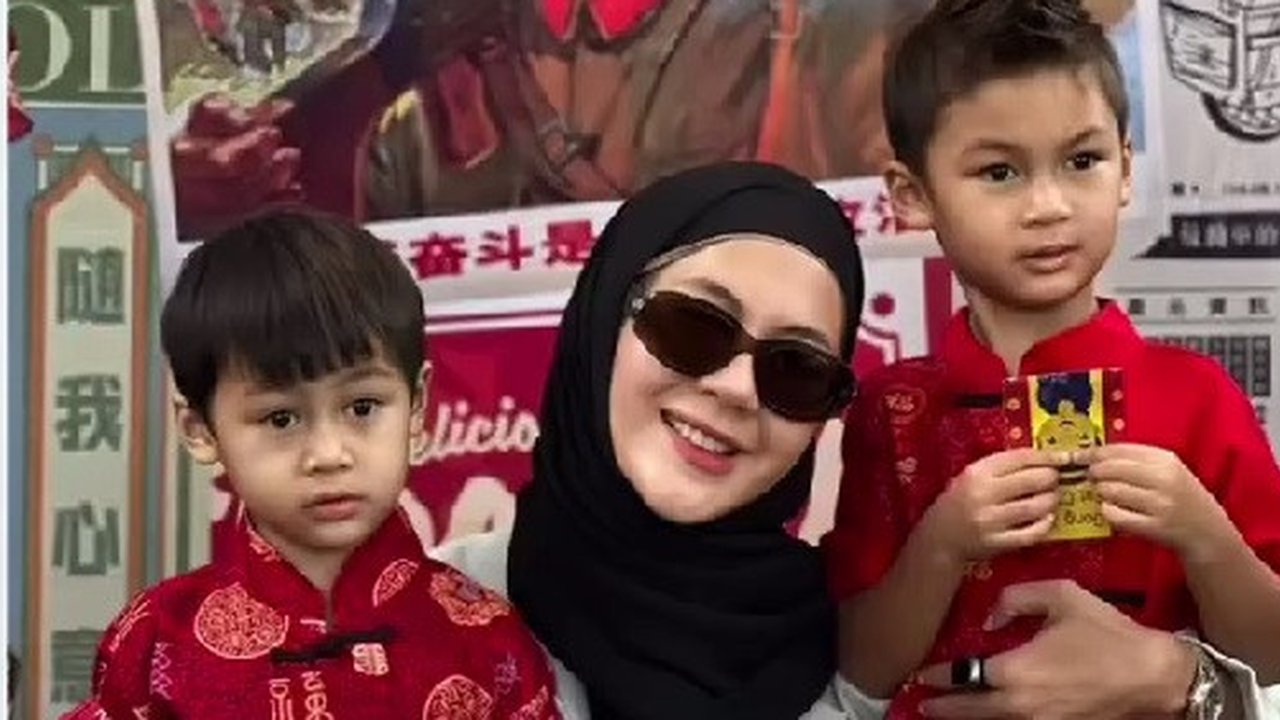 Potret Paula Verhoeven Temani Kiano dan Kenzo Nonton Barongsai di Sekolah, Ikut Bagi-Bagi Angpao