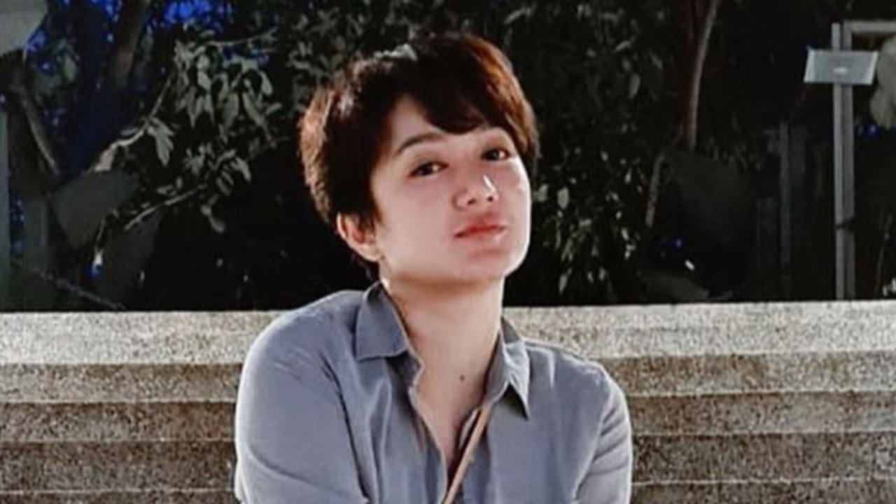 Melly Mono konsisten dengan rambut pendeknya. Dengan gaya tersebut, penampilannya dianggap tak menua