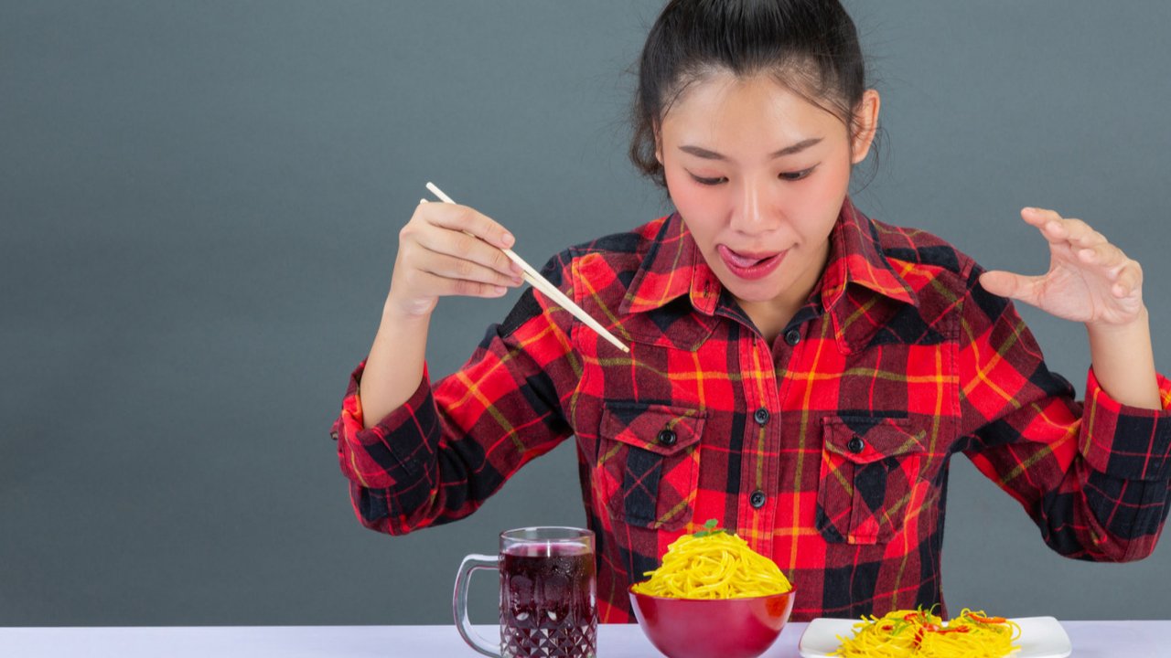 Ilustrasi perempuan akan menyantap makanannya (Image from Liputan6.com