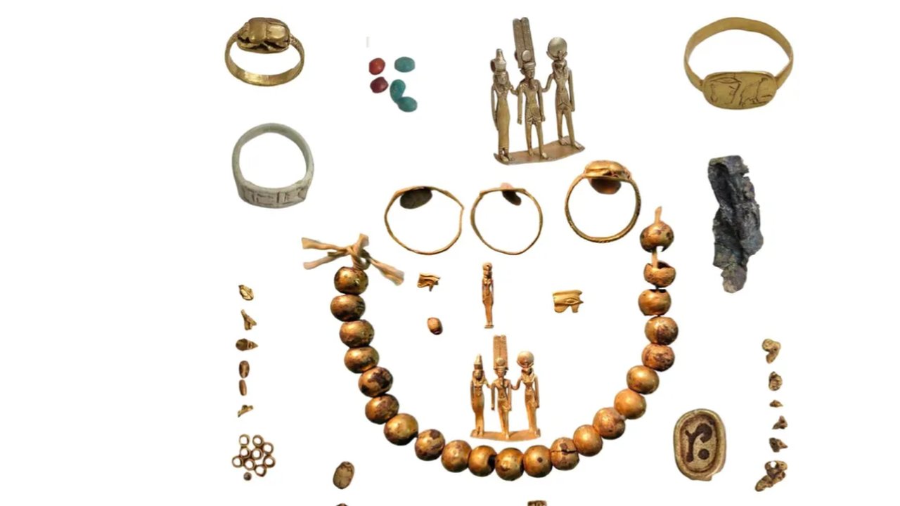 Arkeolog Bongkar Pot Berisi Perhiasan Emas Kuno di Mesir