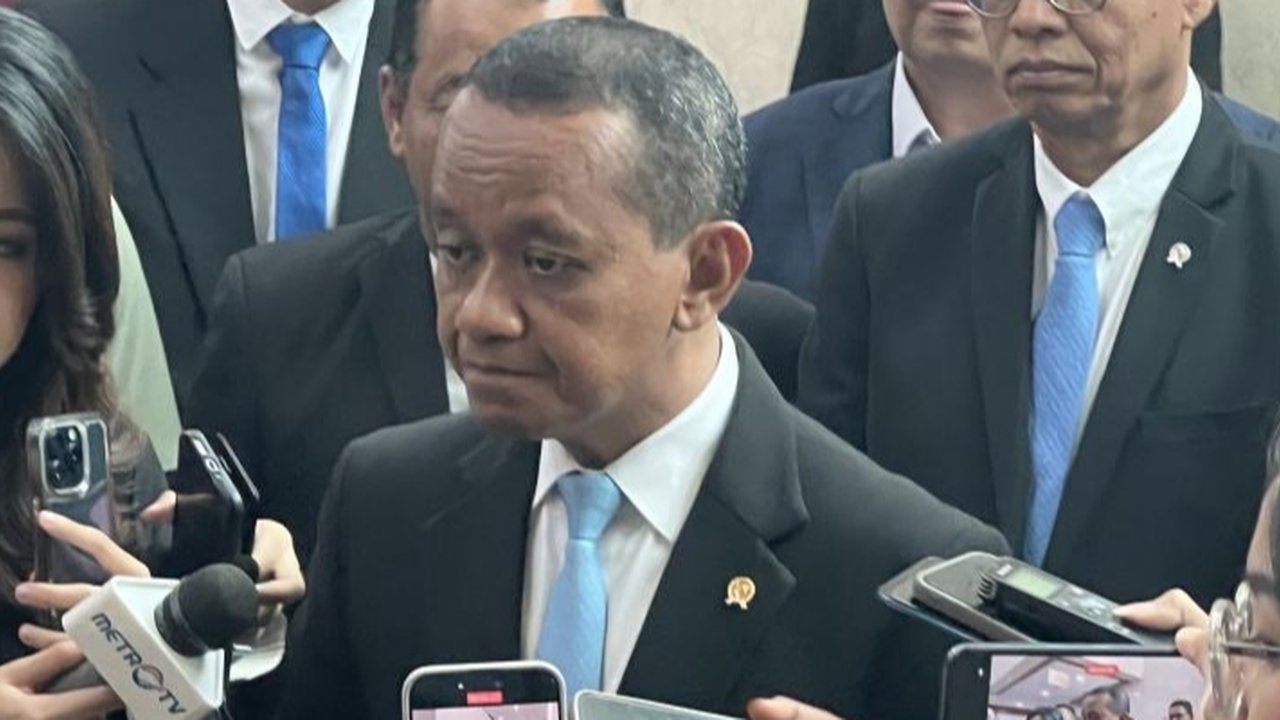 Menteri ESDM, Bahlil Lahadalia, umumkan pencabutan IUP tumpang tindih dan pengembalian lahan tambang ke negara, sesuai UU Minerba revisi yang telah disahkan DPR.