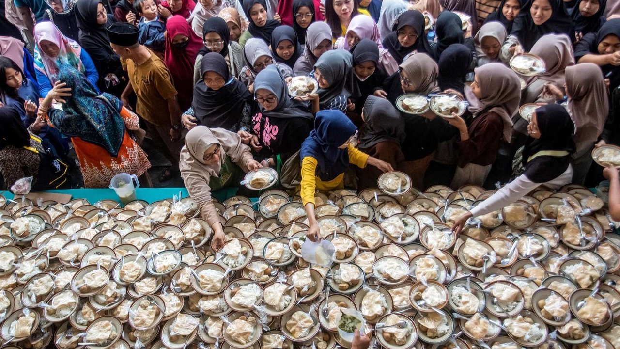 Umat Muslim menerima makanan gratis untuk berbuka puasa selama Ramadan di Masjid Jogokariyan di Yogyakarta, pada 2 Maret 2025.
