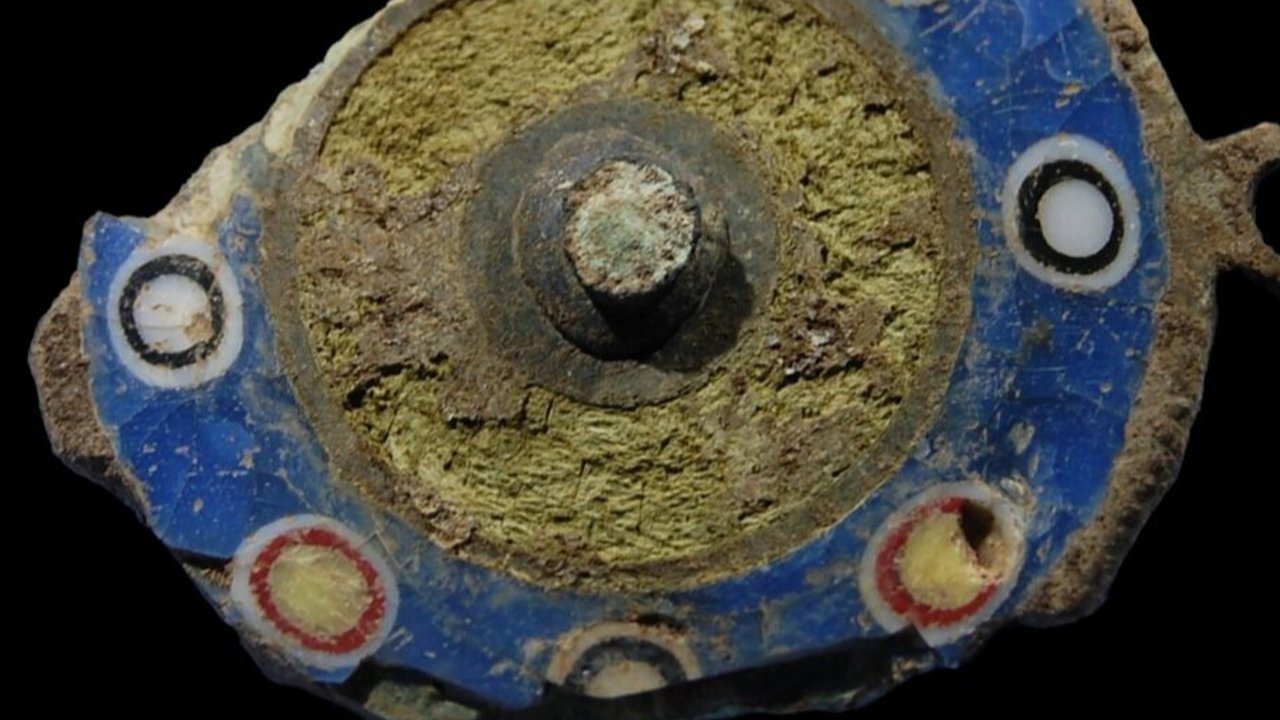 Arkeolog Temukan Bros Romawi Kuno Langka dari Abad Kedua Masehi, Permukannya Berlapis Enamel
