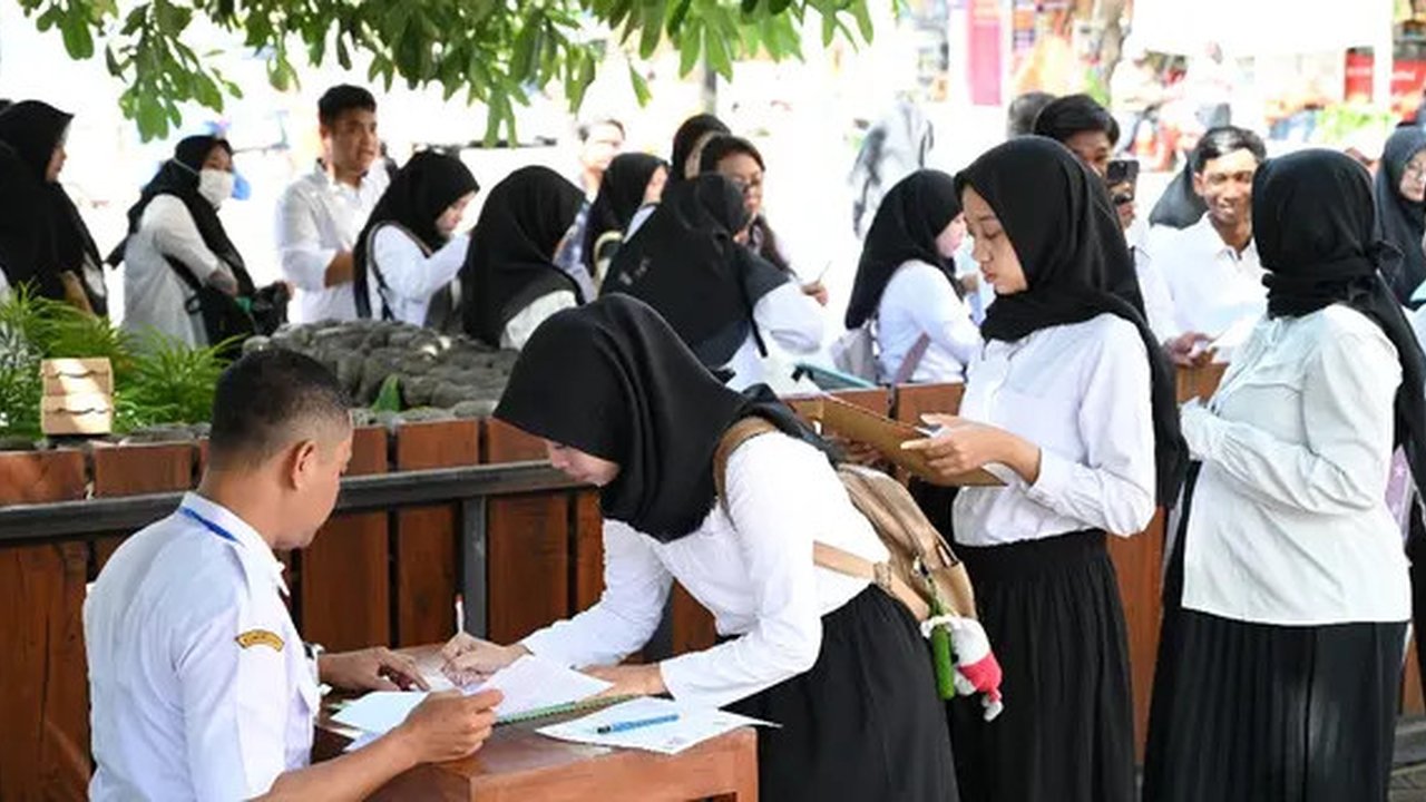 Ekspresi peserta saat mengikuti Seleksi Kompetensi Dasar (SKD) berbasis Computer Assisted Test (CAT) untuk CPNS Kementerian Agraria Tata Ruang/Badan Pertanahan Nasional (ATR/BPN) di Kantor BK