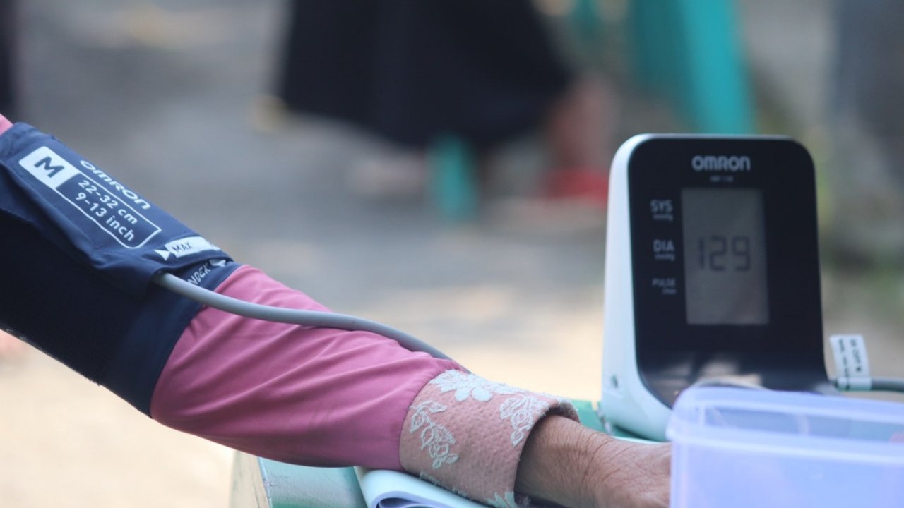 <p>Ilustrasi pemeriksaan tekanan darah, darah tinggi. (Photo by Mufid Majnun on Unsplash)</p>