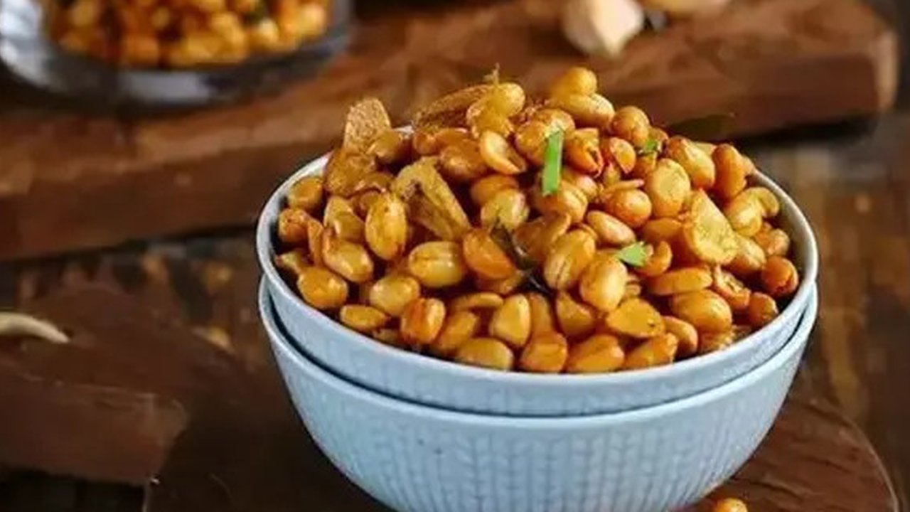 Semangkuk kacang bawang renyah. (Liputan6.com/IG/irmadesmayanti)