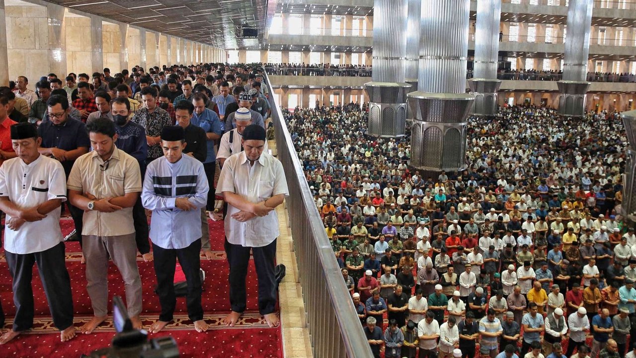 Ribuan jemaah melaksanakan salat Jumat pertama Ramadan 1446 Hijriah di Masjid Istiqlal, Jakarta, Jumat (7/3/2025).