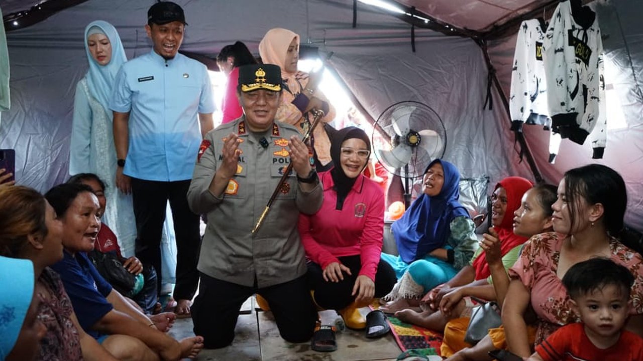 Momen Jenderal Polisi dan Istri Terjang Banjir Sepinggang saat Puasa, Bagikan Sembako untuk Warga Kurang Mampu