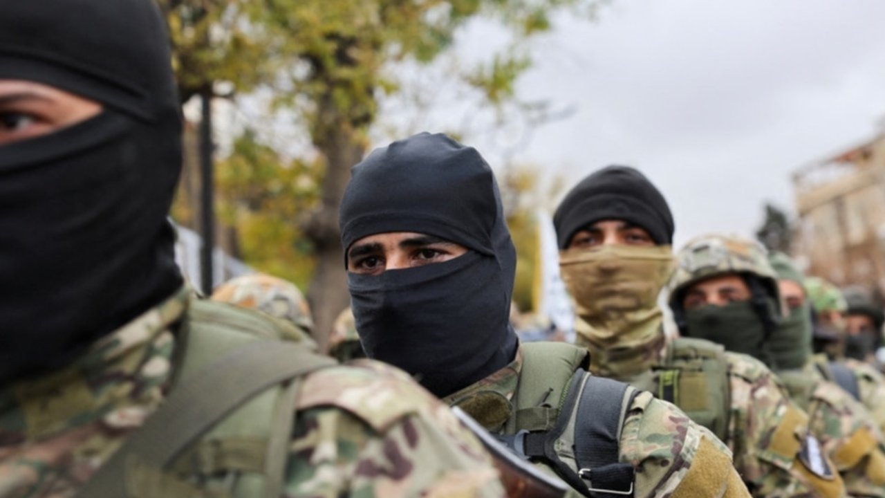 Kelompok bersenjata yang dipimpin oleh Sharaa, Hayat Tahrir al-Sham, menggelar serangan yang menggulingkan mantan Presiden Bashar al-Assad pada 8 Desember. Sejak itu, Sharaa membentuk pemerintahan baru dan membubarkan tentara era Assad. Kini, mereka berusaha menyusun kembali angkatan bersenjata.